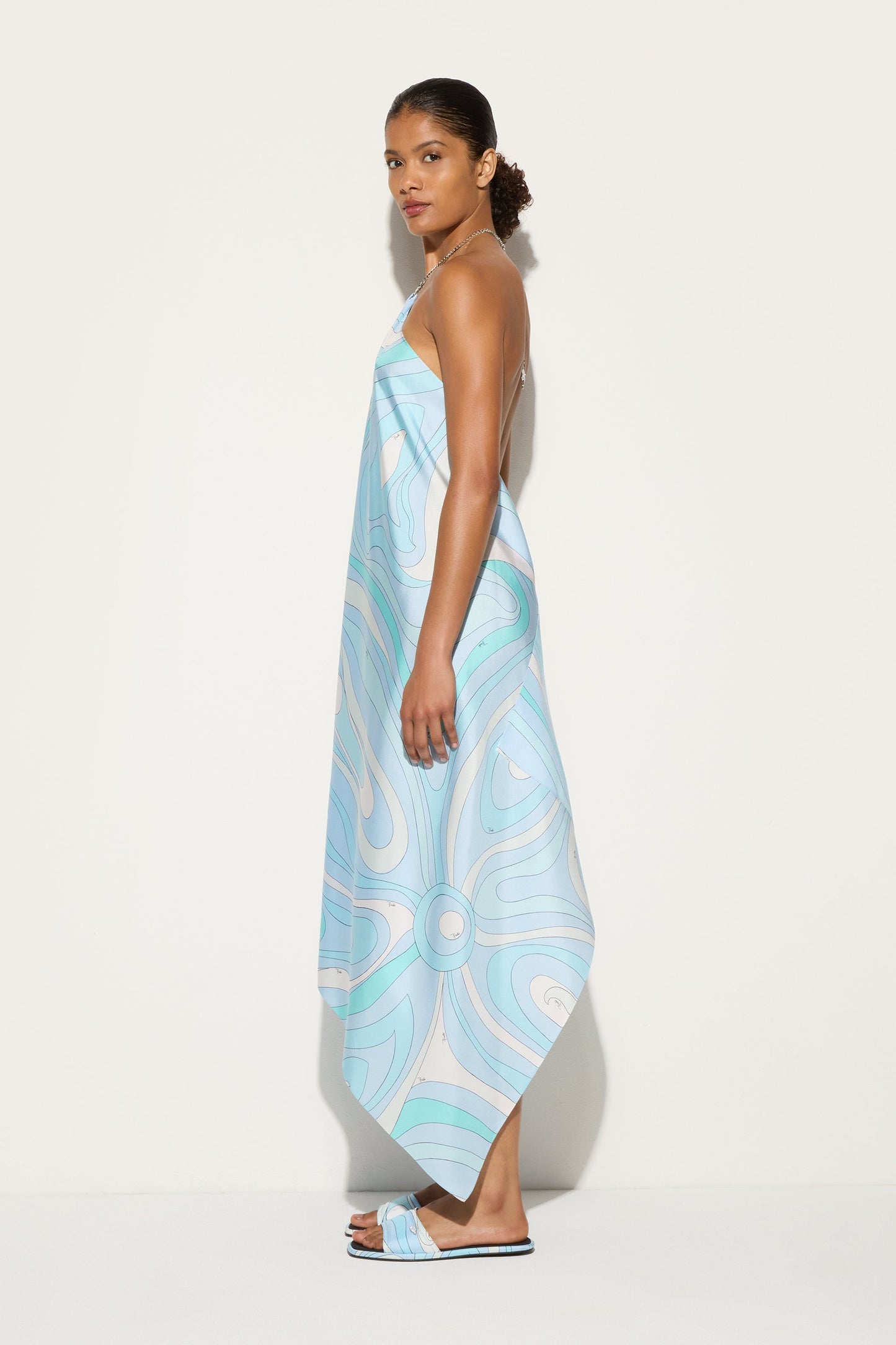 Eula – robe longue satinée à imprimé bleu océan