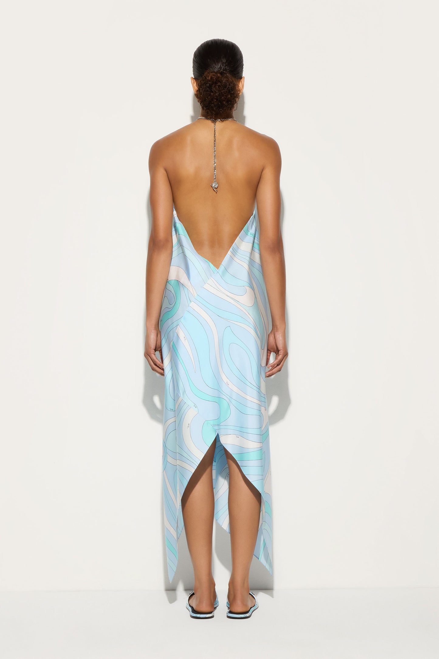 Eula – robe longue satinée à imprimé bleu océan