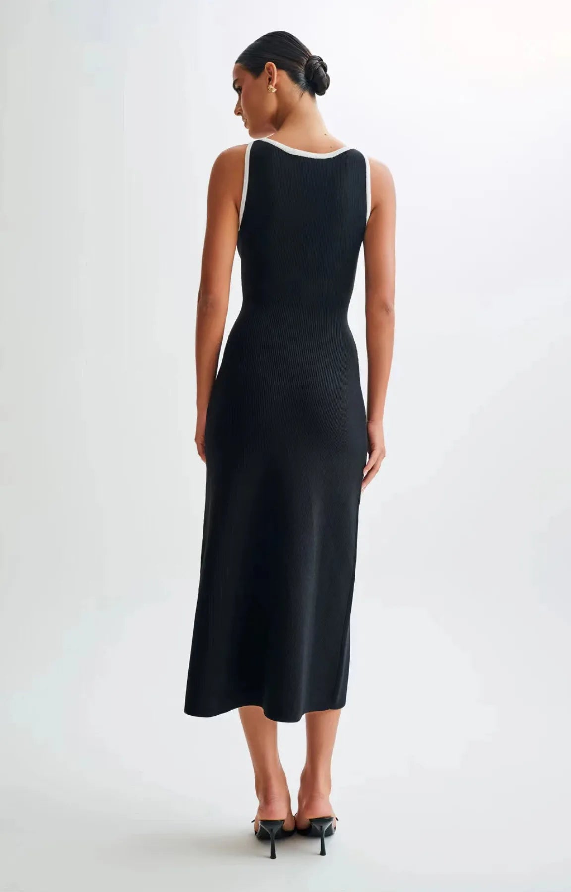 Virginie – robe longue côtelée boutons dorés chic