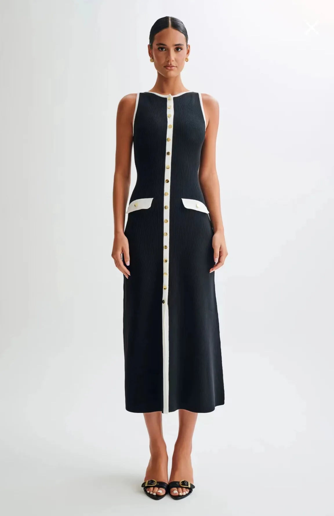 Virginie – robe longue côtelée boutons dorés chic