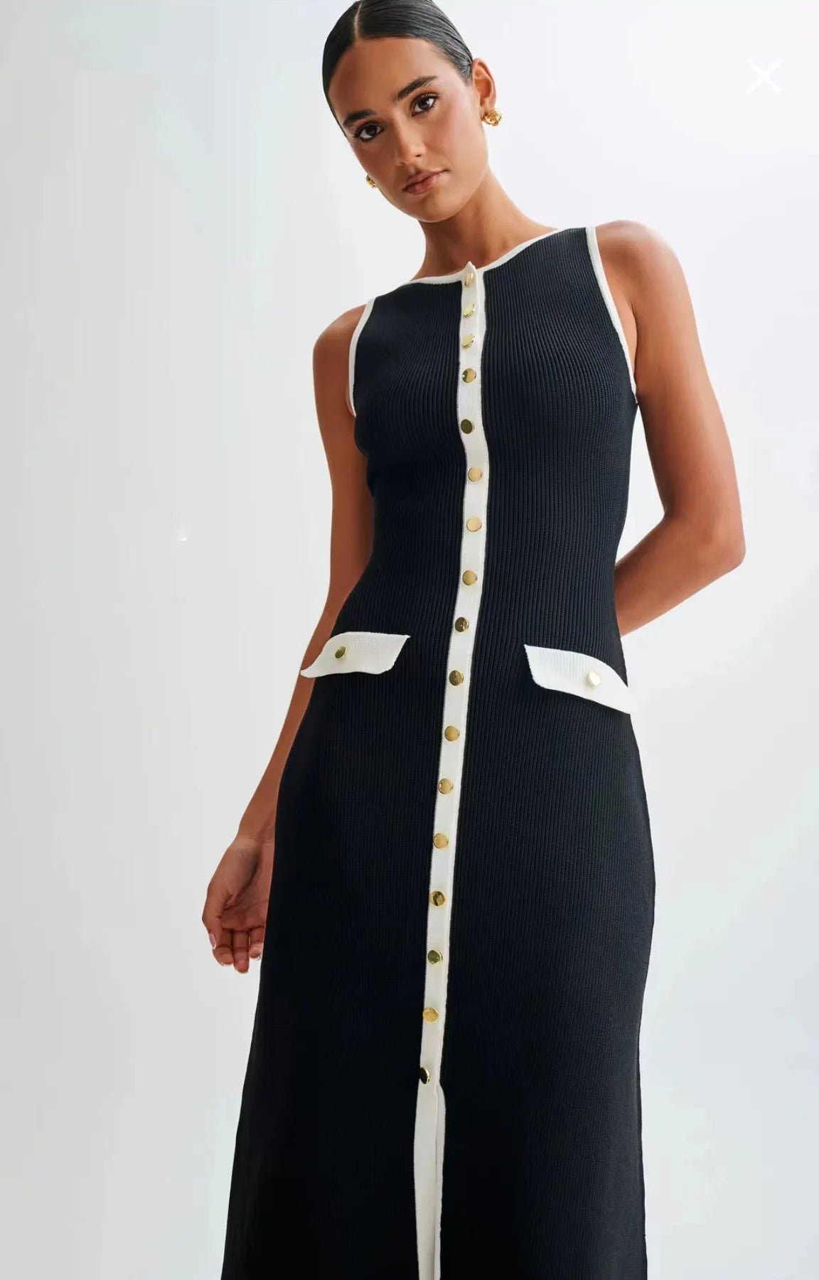 Virginie – robe longue côtelée boutons dorés chic