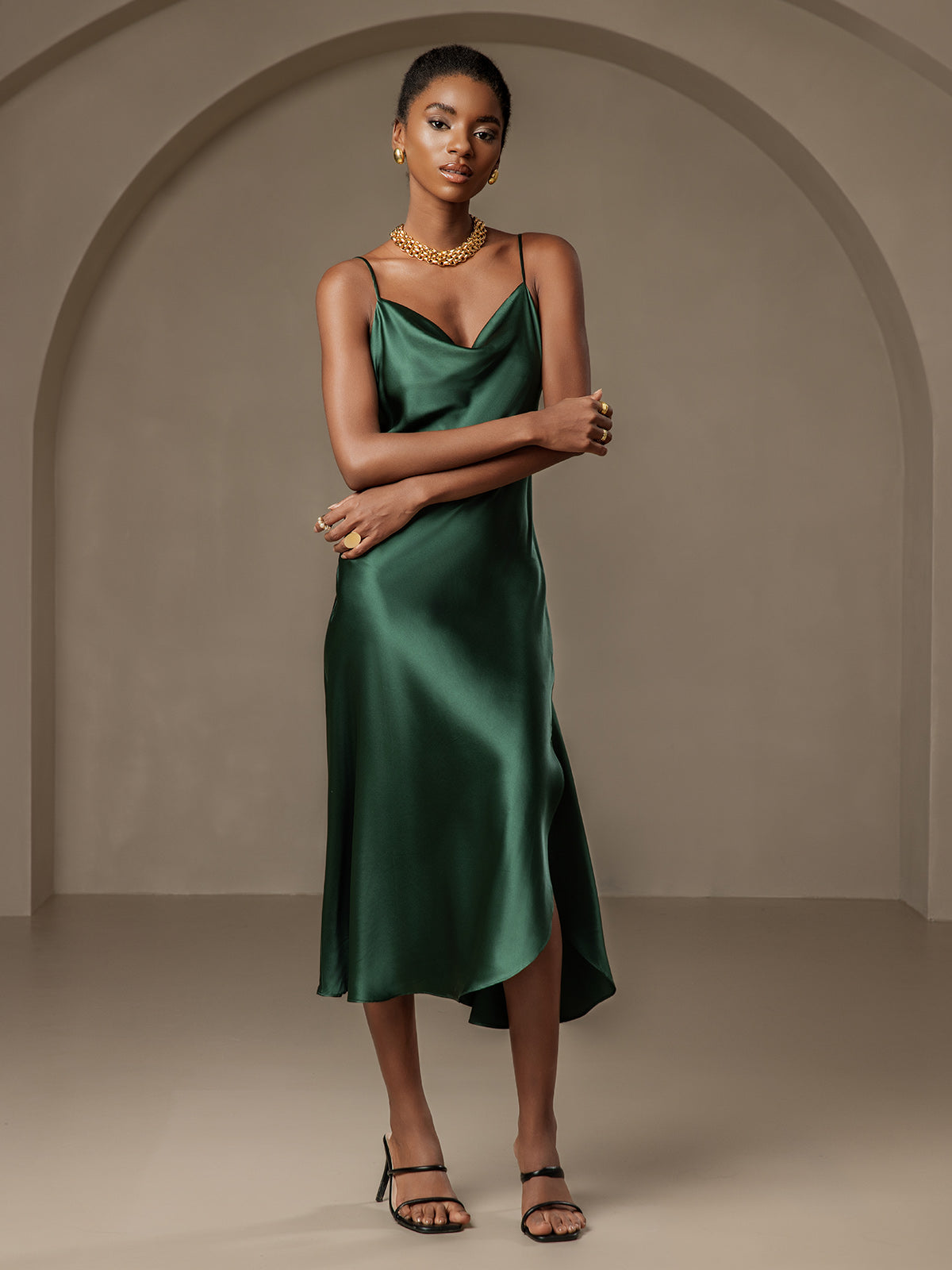 Robe longue en soie pure avec bretelles spaghetti et fente