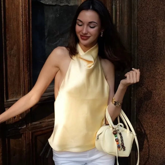 Vivienne – top dos-nu satiné au charme lumineux