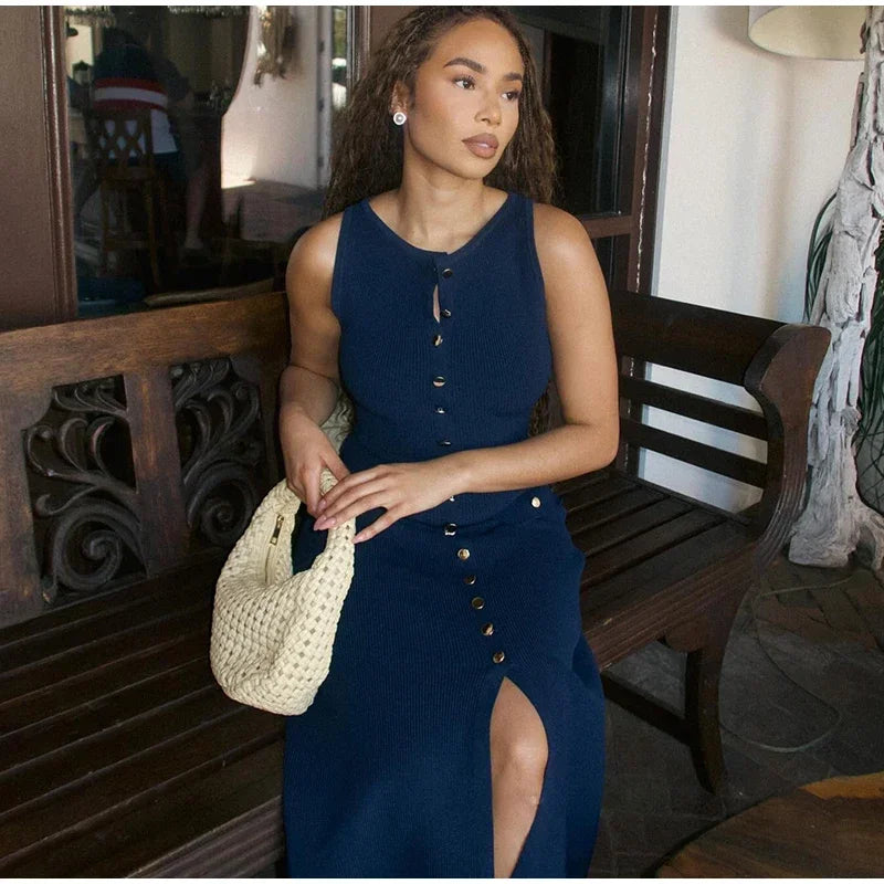 Régine – robe longue côtelée boutons dorés chic