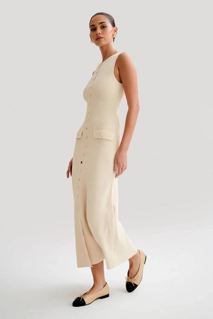 Régine – robe longue côtelée boutons dorés chic