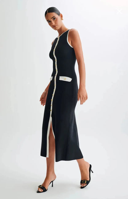 Virginie – robe longue côtelée boutons dorés chic