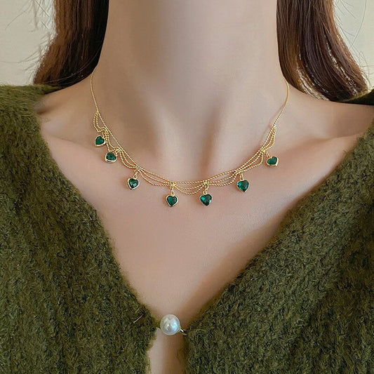 Illumine ta tenue avec ce collier tressé au charme cristallin