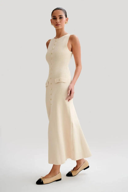 Régine – robe longue côtelée boutons dorés chic