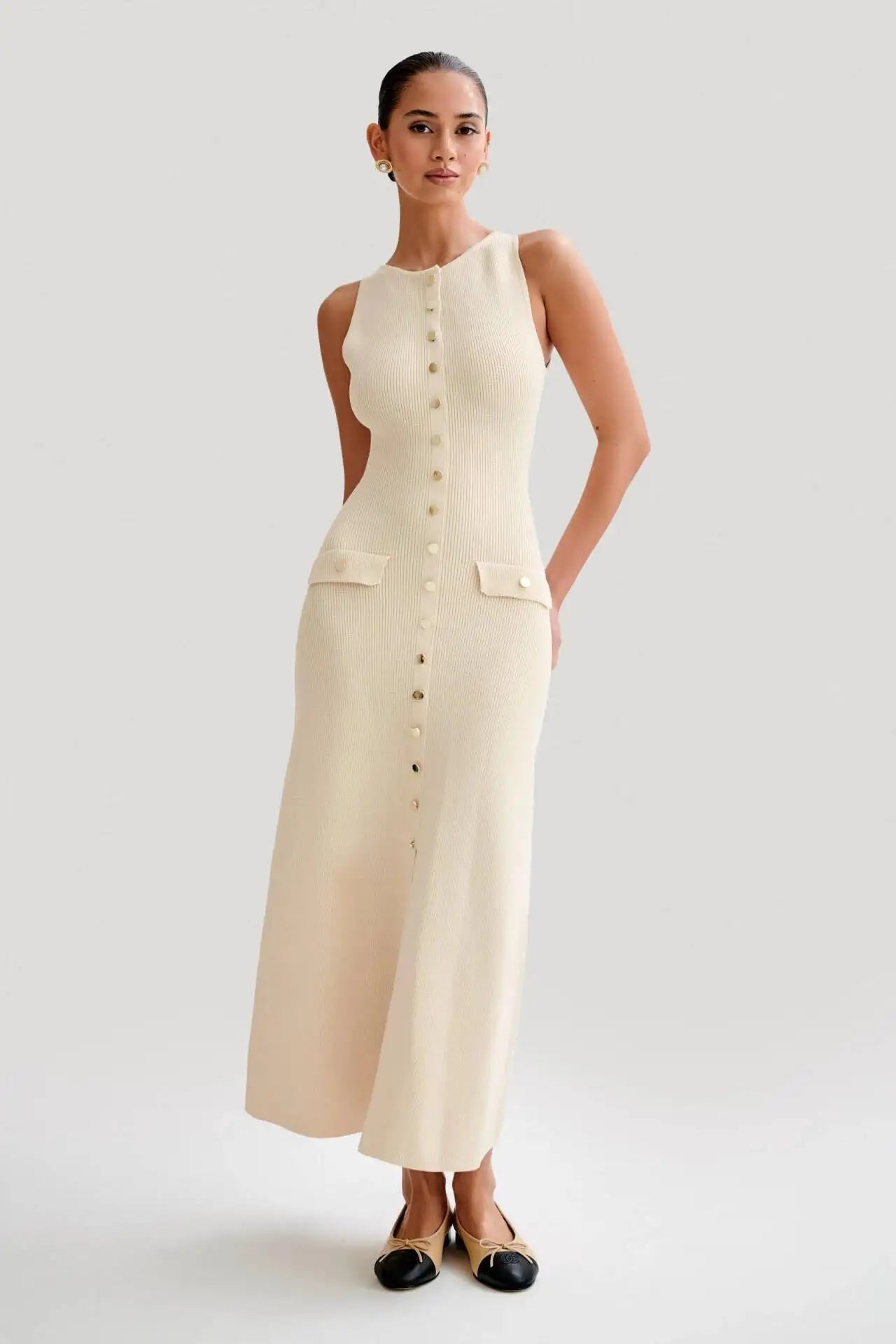 Régine – robe longue côtelée boutons dorés chic
