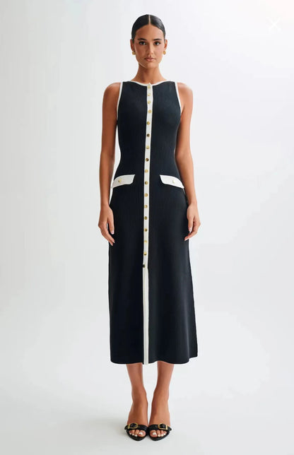 Virginie – robe longue côtelée boutons dorés chic